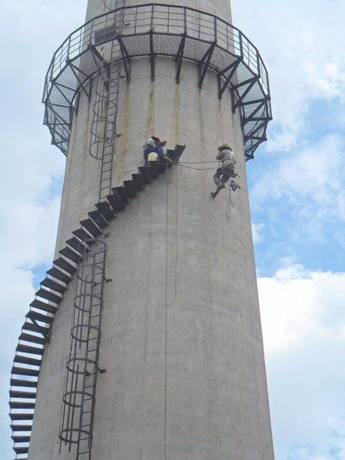 烟囱安装转梯的安全防护措施