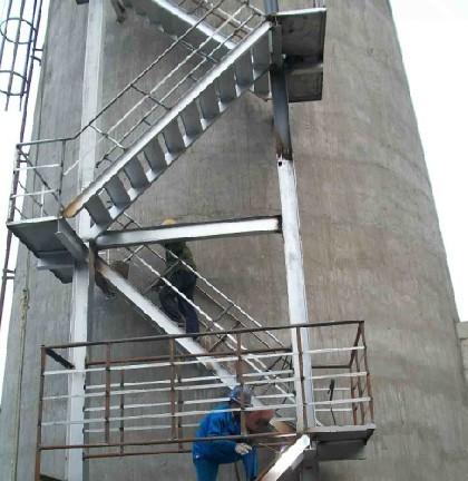 烟囱安装折梯技术工艺与安全保证措施