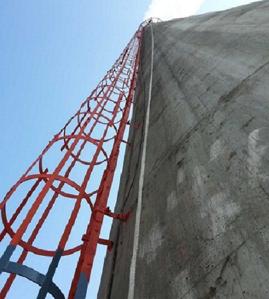 盘锦烟囱爬梯护网安装：确保爬梯的质量和安全性